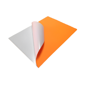 الاستخدامات الإبداعية وفوائد الورق اللاصق الذاتي في الحياة اليومية